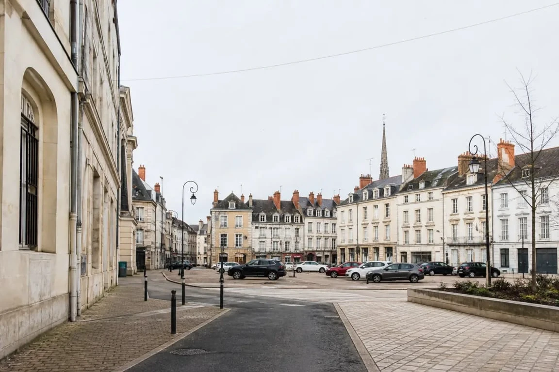 Place du Vieux-Marché Orléans, vue actuelle avec parking et commerces du centre-ville