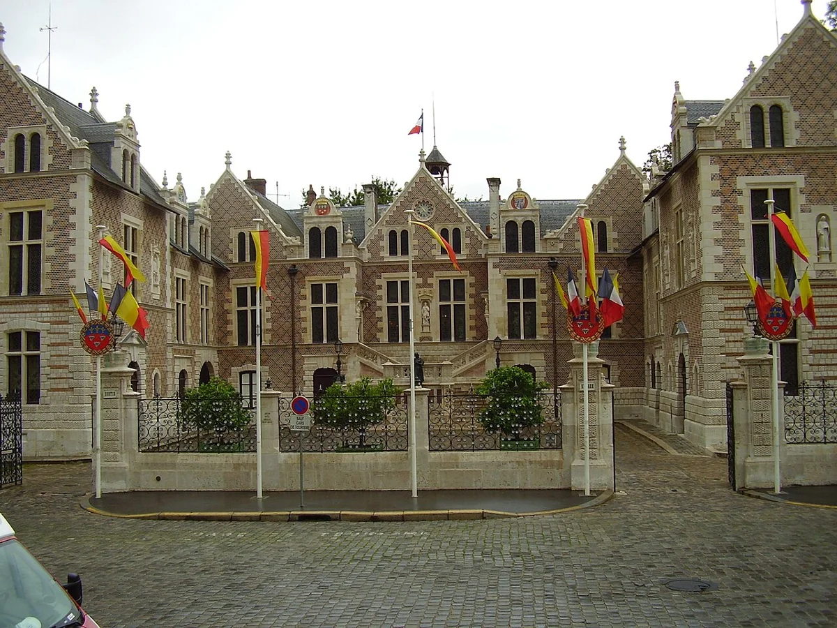 Façade et cour de l’Hôtel Groslot