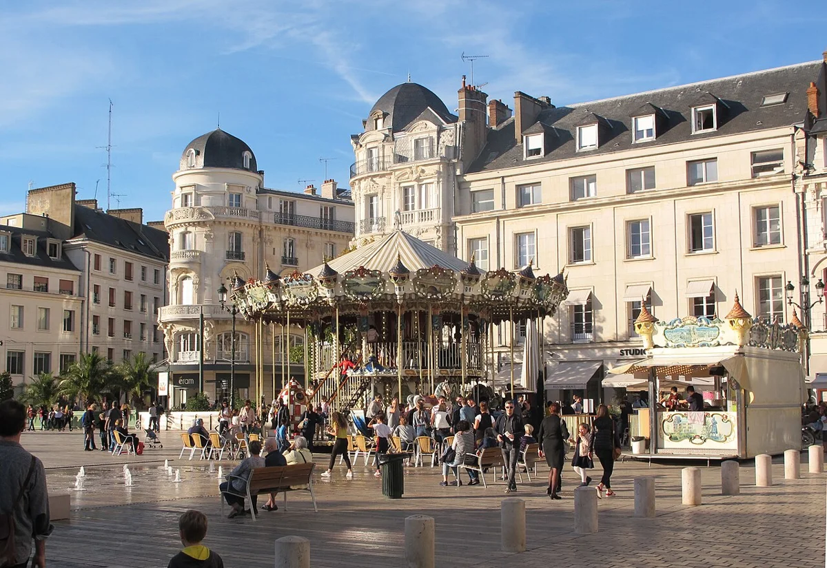 Place du Martroi et son manège photographiés depuis la place